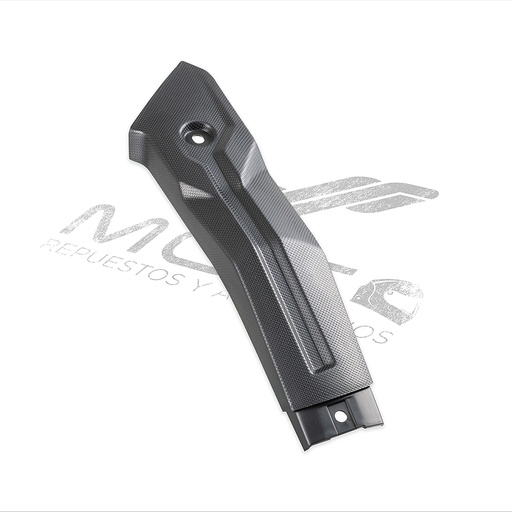 [F16020180] CUBIERTA SOPORTE SALPICADERA TRAS IZQ